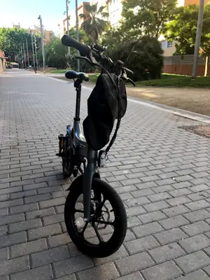 Bicicleta plegable negra con bolsa en manillar — foto 2