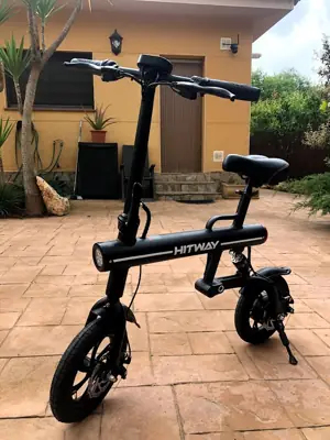 Bicicleta eléctrica plegable negra con asiento y manillar alto — foto 1