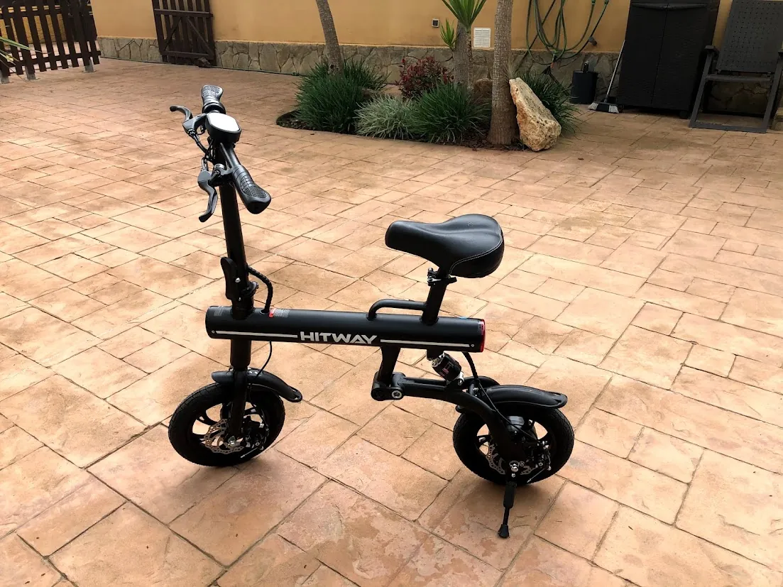Bicicleta eléctrica plegable negra con asiento y manillar alto