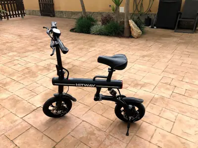 Bicicleta eléctrica plegable negra con asiento y manillar alto — foto 2