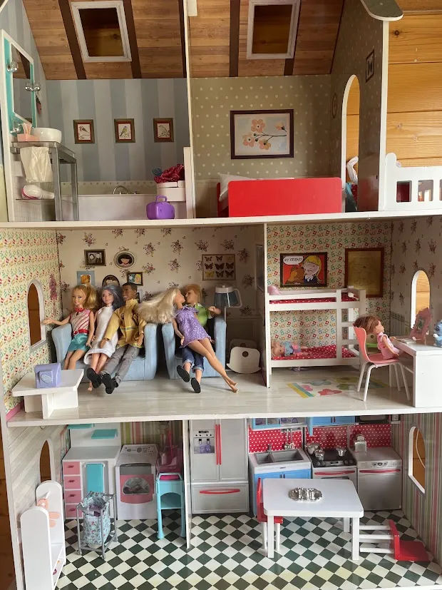 Muñeca Barbie en casa de muñecas con cocina, baño y dormitorio