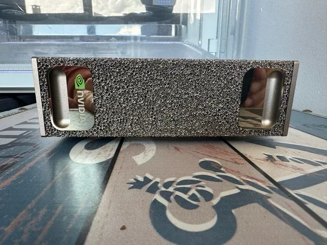 Tarjeta gráfica NVIDIA con textura rugosa sobre una mesa
