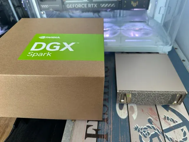 Caja de NVIDIA DGX Spark y dispositivo gris junto a ella