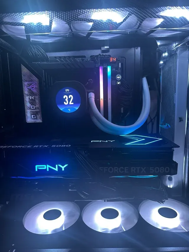 Computadora con iluminación LED azul y blanca
