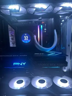 Computadora con iluminación LED azul y blanca — foto 1