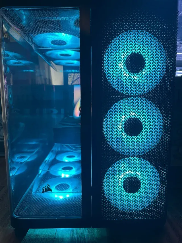 Gabinete de computadora con iluminación azul