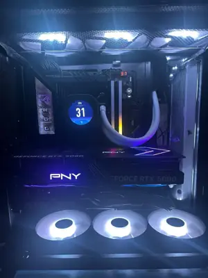 Computadora con luces LED azules y componentes de hardware — foto 3