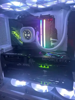 Computadora con componentes de iluminación colorida — foto 2