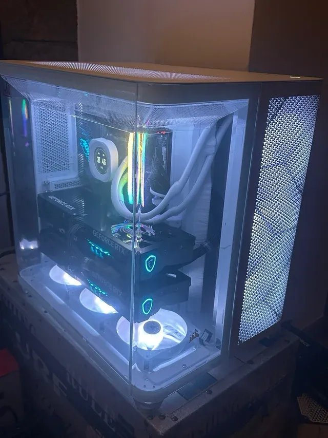 Computadora con caja de vidrio y luces LED