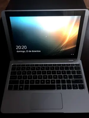 Laptop plateado con pantalla encendida mostrando el día y hora — foto 1