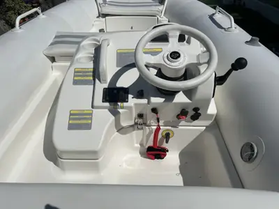 Barca de plástico blanco con asiento y timón — foto 3