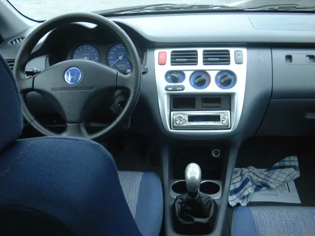 Interior de un coche con volante, asiento y consola central