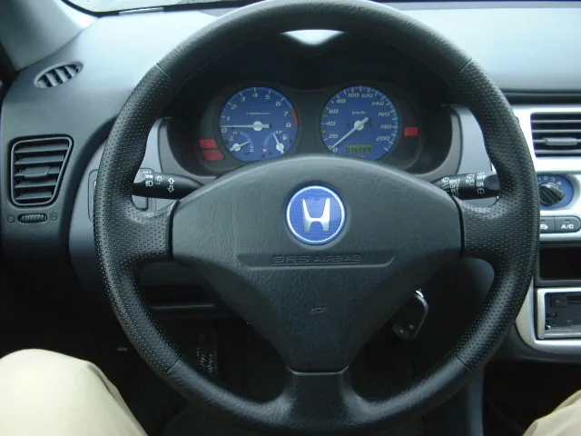 Volante de un Honda con instrumentos de tablero