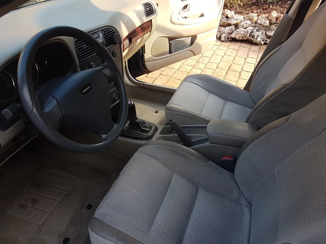 Asientos y volante de un auto Volvo